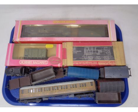 A tray of boxed and unboxed Hornby railways 00 scale engines, coaches, wagons etc 