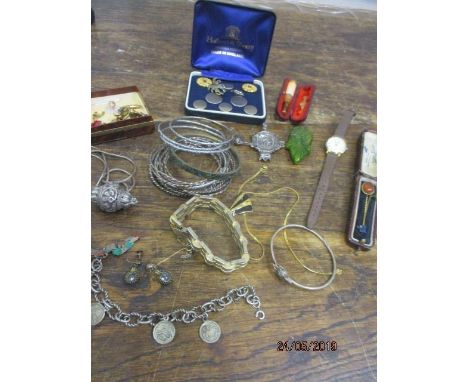 A cheroot with 9ct gold banding, two hat pins, cufflinks, a retro Monet necklace, bangles and other items 