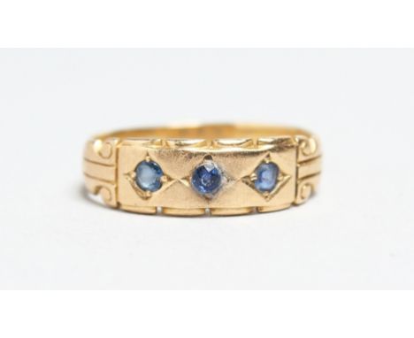 AN EDWARDIAN 18CT. GOLD AND SAPPHIRE THREE STONE RING.