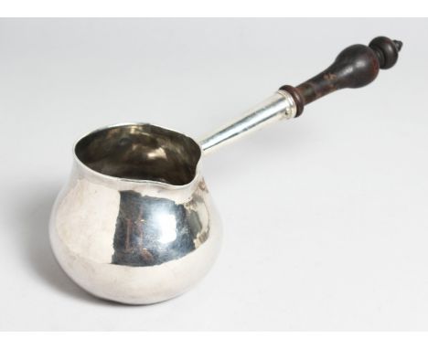 A RARE WILLIAM III BRANDY PAN . 3.75ins diameter, with turned wood handle.  London 1699. Maker Philip Nollan.