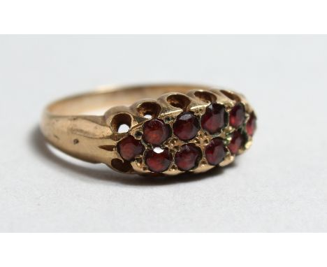 A VICTORIAN 9CT GOLD GARNET SET RING.