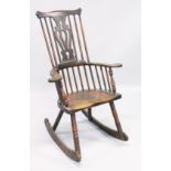 A GOOD 18TH CENTRUY WINDSOR CHAIR WITH PIERCED SPLAT AND SPINDLES.