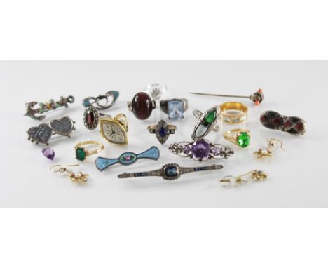 A selection of antique and vintage jewellery, including a pair of gold coloured cultured pearl set drop earrings, each 28mm l