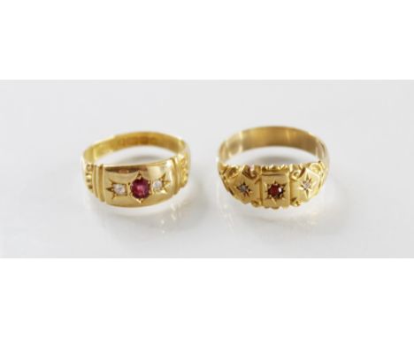 An Edwardian diamond and ruby set 18ct gold ring, comprising an oval mixed cut ruby flanked by two round mixed cut diamonds, 