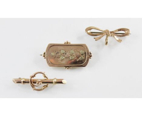 A Victorian 9ct gold panel brooch, bi-colour floral motif to centre and beaded decoration border,  hinged pin and simple loop