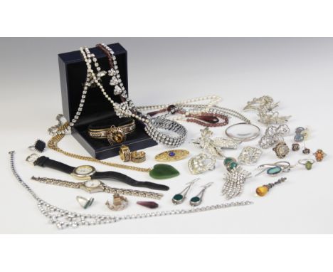 A selection of vintage jewellery, to include a string of cultured pearls with silver clasp, three strings of seed pearls, a V