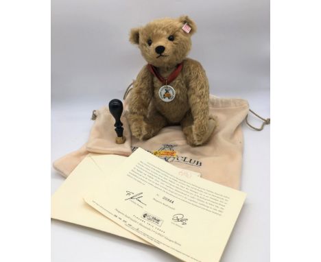 Steiff Teddy bear "Franz" in blonde mohair with pendant and seal stamp, limited edition No.944, in dust bag with certificate,