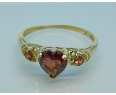 A 9ct gold and garnet ring, 1.1g, N