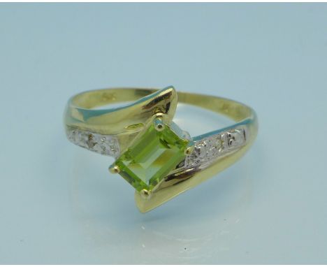 A 9ct gold, peridot and diamond ring, 1g, O