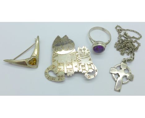 A silver cat brooch, a Celtic silver cross and chain, a brooch and a ring, (4)