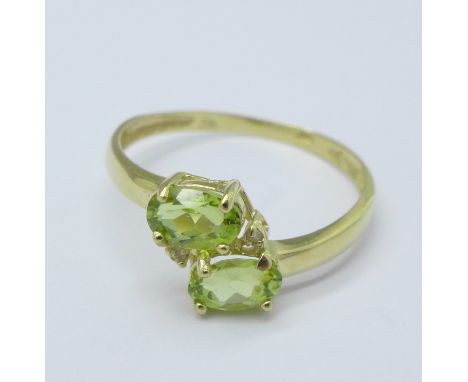 A 9ct gold and peridot ring, 9g, O