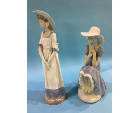 Two Nao figures