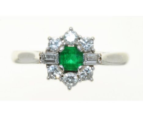 AN EMERALD AND DIAMOND CLUSTER RING IN 18CT WHITE GOLD, LONDON 1978, THE SQUARE EMERALD APPROX 0.3CT, DIAMONDS APPROX 0.32CT,