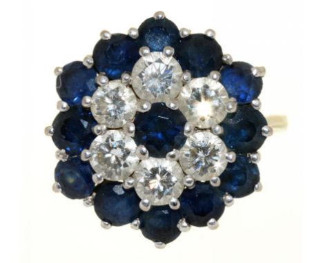 A SAPPHIRE AND DIAMOND CLUSTER RING IN WHITE GOLD, UNMARKED, THE SAPPHIRES APPROX 1.6 CTS, DIAMONDS APPROX 1.08 CTS, 4.5G, SI