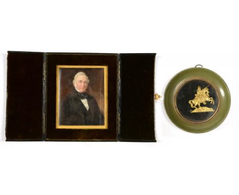 19TH C SCHOOL PORTRAIT MINIATURE OF A GENTLEMAN, OIL ON BOARD, 12.5 X 10CM, IN FITTED GREEN LEATHER CASE AND A VICTORIAN GILT