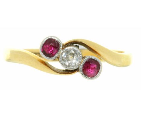 AN EDWARDIAN THREE STONE RUBY AND DIAMOND TWIST RING IN GOLD MARKED 18CT AND PLAT, 2.5G, SIZE P++LIGHT SCRATCHES CONSISTENT W