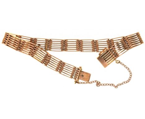 A GOLD GATE BRACELET, MARKED 15, 25G++OVERALL GOOD CONDITION