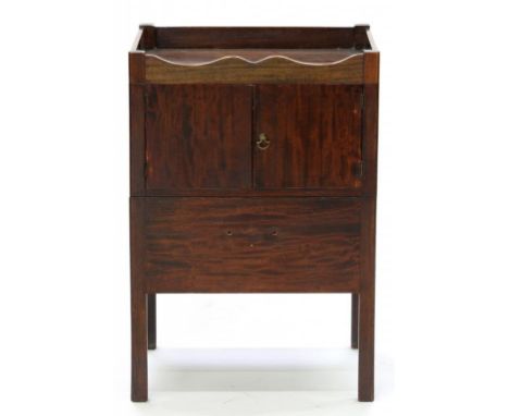 A MAHOGANY TRAY TOP COMMODE, EARLY 20TH C