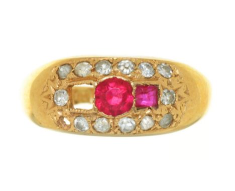 A RUBY AND DIAMOND CLUSTER RING IN 18CT GOLD, CHESTER 1918, 2G, SIZE K++LIGHT SCRATCHES CONSISTENT WITH AGE, ONE RUBY AND ONE