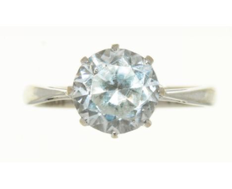 A SOLITAIRE RING IN WHITE GOLD MARKED 18 CT, THE ROUND FACETED STONE 7.65MM  DIAM, 2G, SIZE L++ABRASIONS TO STONE FACETS, LIG