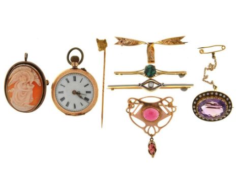 A QUANTITY OF GOLD JEWELLERY INCLUDING AN ANTIQUE DIAMOND BAR BROOCH IN GOLD, UNMARKED, A FOX MASK STICK PIN IN GOLD MARKED 9