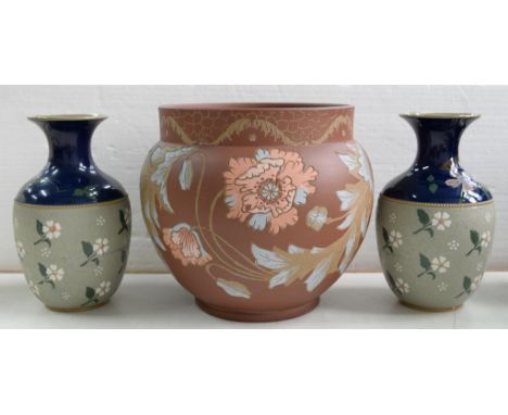 A CALVERT AND LOVATT LANGLEY ART POTTERY JARDINIERE, COVERED IN BROWN SLIP AND DECORATED IN SGRAFFITO AND PINK AND BLUE WITH 