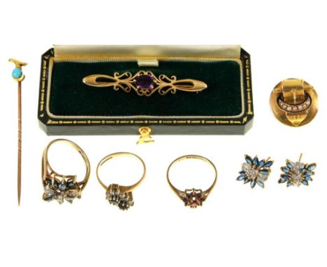 A QUANTITY OF GOLD JEWELLERY INCLUDING AN AMETHYST BAR BROOCH IN 9CT GOLD, A DIAMOND AND GEMSET RING IN GOLD, MARKS INDISTINC