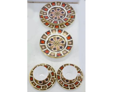 A COLLECTION OF ROYAL CROWN DERBY IMARI PATTERN WARE, COMPRISING SEVEN PLATES, 22CM D, THREE OTHERS IN SIZES AND A PAIR OF CU