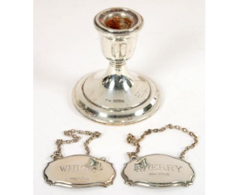 AN ELIZABETH II DWARF SILVER CANDLESTICK, 6.5CM H, BIRMINGHAM 1972, LOADED AND A PAIR OF SILVER WINE LABELS