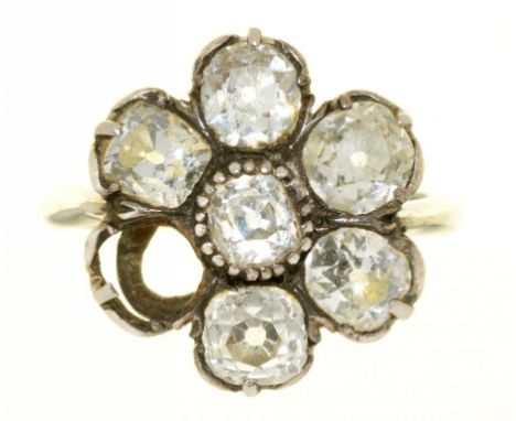 A GEORGIAN DIAMOND FLORAL CLUSTER RING IN GOLD MARKED 18CT, THE OLD CUT DIAMONDS APPROX 1.58CT, 3.5G, SIZE M++ONE DIAMOND DEF