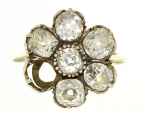 A GEORGIAN DIAMOND FLORAL CLUSTER RING IN GOLD MARKED 18CT, THE OLD CUT DIAMONDS APPROX 1.58CT, 3.5G, SIZE M++ONE DIAMOND DEF