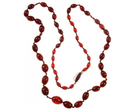 A CHERRY AMBER BAKELITE BEAD NECKLACE, GRADUATED IN SIZE, LARGEST BEAD MEASURES 21X16MM, 50G++MARBLING APPARENT WITH TRANSMIT