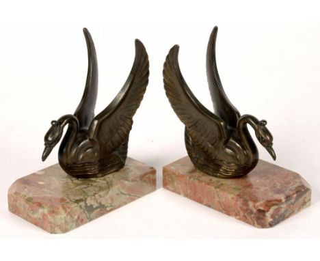 A PAIR OF ART DECO BRONZED SPELTER STYLISED SWAN BOOK ENDS ON MARBLE BASE, 12CM H, C1930