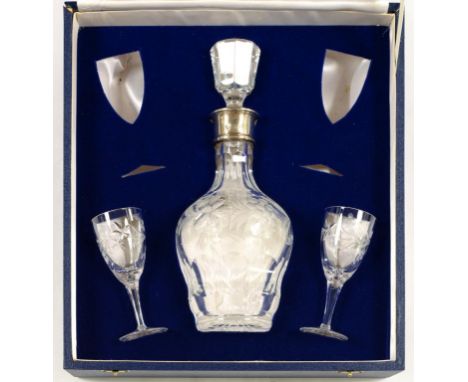 A SILVER MOUNTED CUT AND ENGRAVED GLASS DECANTER AND STOPPER, 30CM H, BIRMINGHAM 1982 AND A PAIR OF WINE GLASSES, CASED 