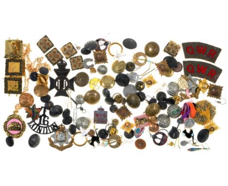MILITARIA. MISCELLANEOUS CAP AND OTHER BADGES, INCLUDING AN ENAMEL PRIMROSE LEAGUE EXAMPLE WVS, CLOTH INSIGNIA, BROOCHES AND 