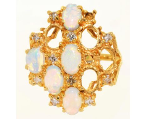 AN OPAL AND DIAMOND CLUSTER RING IN 18CT GOLD, LONDON 1975, THE OVAL CABOCHON OPALS APPROX 1.5 CT, DIAMONDS APPROX 0.2 CT, 6G