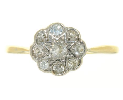 A DIAMOND CLUSTER RING IN 18CT GOLD, SHEFFIELD 2010, THE OLD CUT DIAMONDS APPROX .25CT, 2.5G, SIZE T++LIGHT SCRATCHES CONSIST