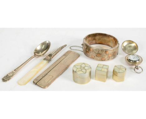 MISCELLANEOUS SMALL SILVER ARTICLES TO INCLUDE AN APPLIED GOLD DECORATED SILVER BANGLE, BIRMINGHAM 1947, A COMB AND HOLDER, E