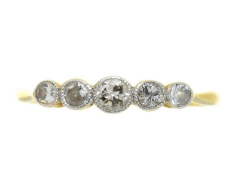 AN EDWARDIAN FIVE STONE DIAMOND RING IN GOLD, MARKED 18CT AND PLAT, THE OLD CUT DIAMONDS APPROX  0.26 CT, 2G, SIZE Q++LIGHT S