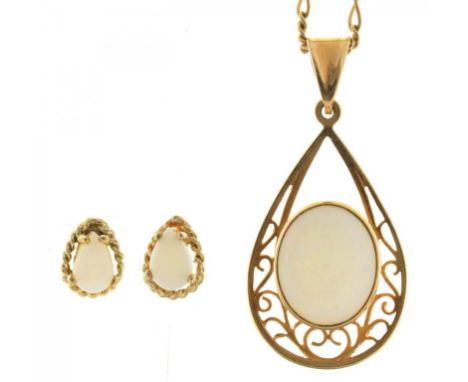 AN OPAL PENDANT ON CHAIN IN 9CT GOLD AND A PAIR OF OPAL STUD EARRINGS IN 9CT GOLD, 5G++OVERALL GOOD CONDITION