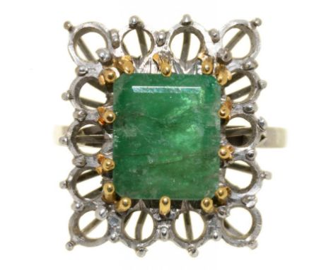 AN EMERALD COCKTAIL RING, IN WHITE GOLD MARKED 18CT WITH OPENWORK SURROUND,  THE EMERALD APPROX 3.14CT, 7.5G, SIZE Q++LIGHT S