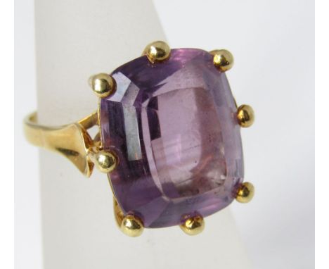 A cushion cut amethyst and yellow metal ring in claw setting, size J/K, 7g