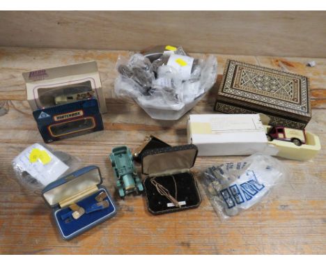A TRAY OF COLLECTABLES TO INCLUDE AN INLAID BOX, VINTAGE COINAGE ETC