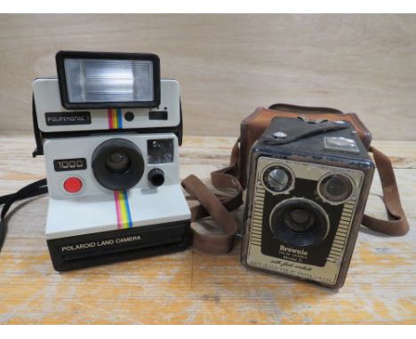 A VINTAGE POLAROID LAND CAMERA 1000 POLATRONIC TOGETHER WITH A BOX CAMERA (2)