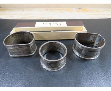 THREE HALLMARKED SILVER NAPKIN RINGS TOGETHER WITH A PARKER 14K NIBBED FOUNTAIN PEN IN ORIGINAL BOX (4)
