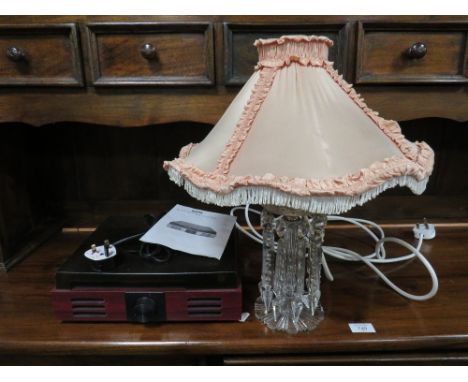 A GLASS LUSTRE TABLE LAMP TOGETHER WITH A SMALL RECORD DECK (2)