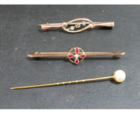 A 9CT GOLD BAR BROOCH SET WITH PINK STONES TOGETHER WITH A 9CT STICK PIN WITH PEARL AND ANOTHER BAR BROOCH (3)