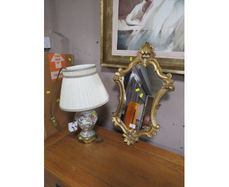 A MODERN SHAPED GILT MIRROR TOGETHER WITH A FLORAL TABLE LAMP (2)