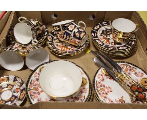 A TRAY OF ASSORTED ROYAL CROWN DERBY /TEA AND DINNERWARE MAINLY OLD IMARI ETC