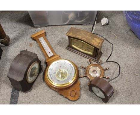 A TRAY OF ASSORTED MANTLE CLOCKS, BAROMETER ETC TO INCLUDE BAKELITE EXAMPLES